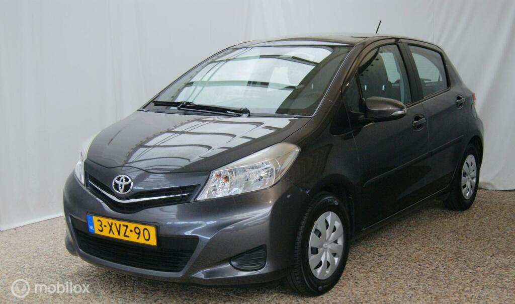 Toyota-Yaris-thumb